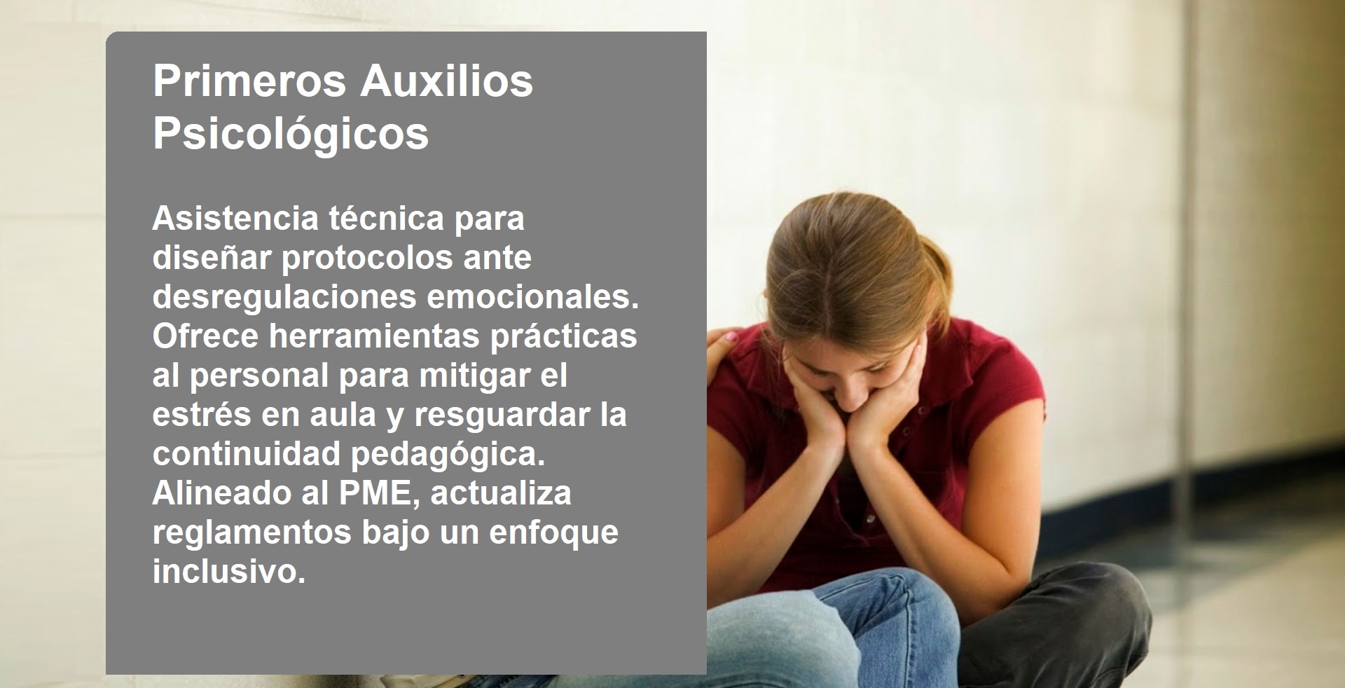 Niña sentada con la cabeza entre las manos, fondo interior, texto sobre primeros auxilios psicológicos. Corporación Verne